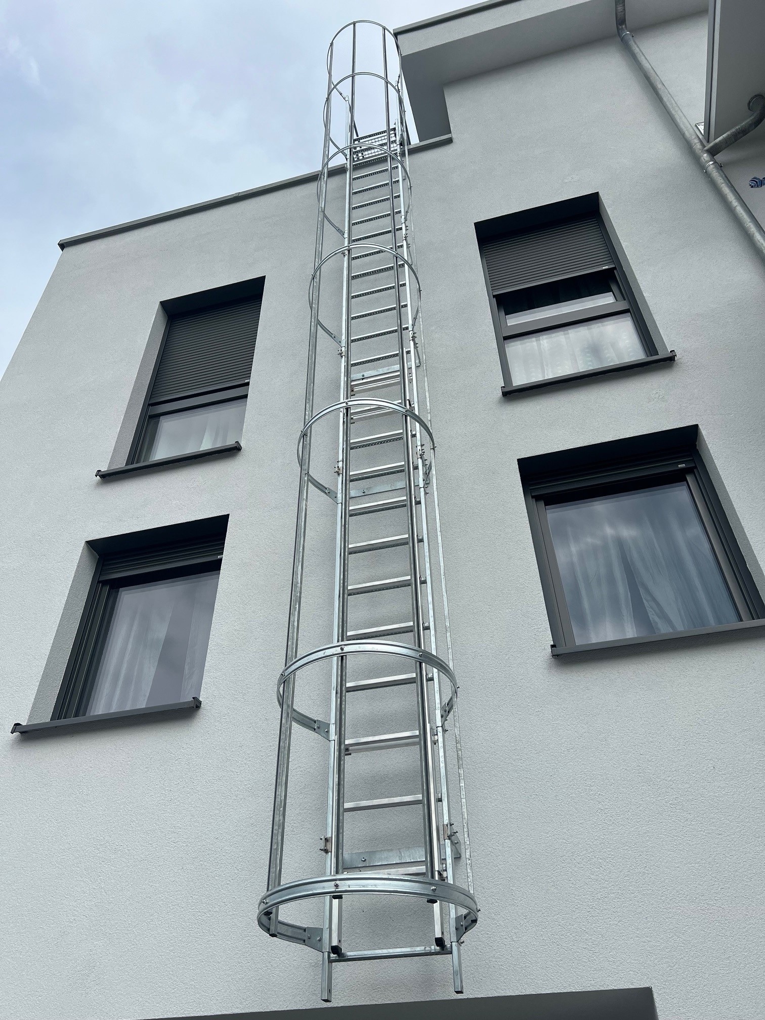 Einzügige Steigleiter mit Rückenschutz, Aluminium eloxiert, Steighöhe 4,76 m