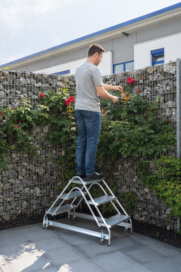 Arbeitspodest beidseitig begehbar 2x2 Stufen, Aluminium geriffelt Arbeitspodest beidseitig begehbar 2x2 Stufen, Aluminium geriffelt