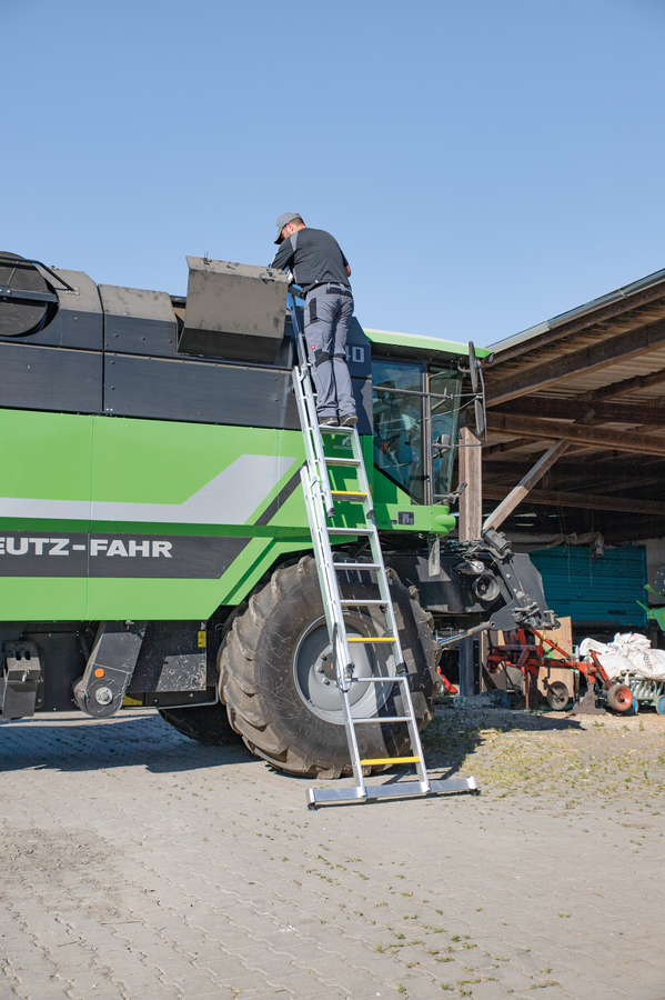 Stufen-Mehrzweckleiter 3-teilig mit nivello®-Traverse und clip-step R 13, 3x6 Stufen Stufen-Mehrzweckleiter 3-teilig mit nivello®-Traverse und clip-step R 13, 3x6 Stufen