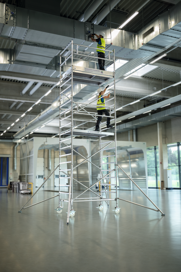 Aluminium-Rollgerüst mit verstellbaren Auslegern und Doppel-Plattform, Standhöhe 4,47 m Aluminium-Rollgerüst mit verstellbaren Auslegern und Doppel-Plattform, Standhöhe 4,47 m