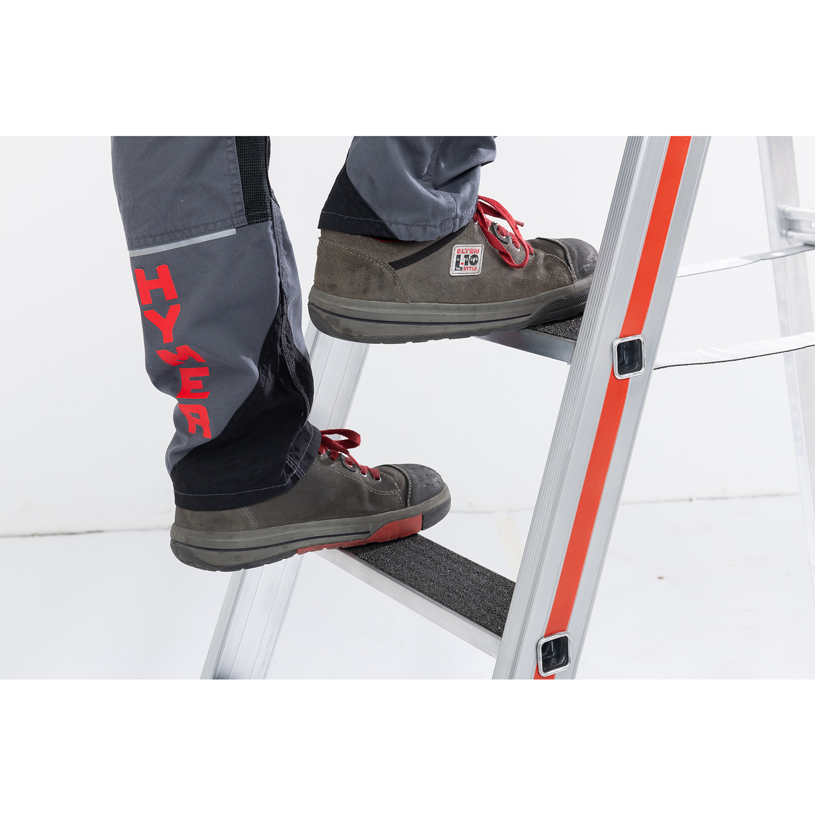 Stufenstehleiter R13 mit Plattform, einseitig begehbar - 6 Stufen