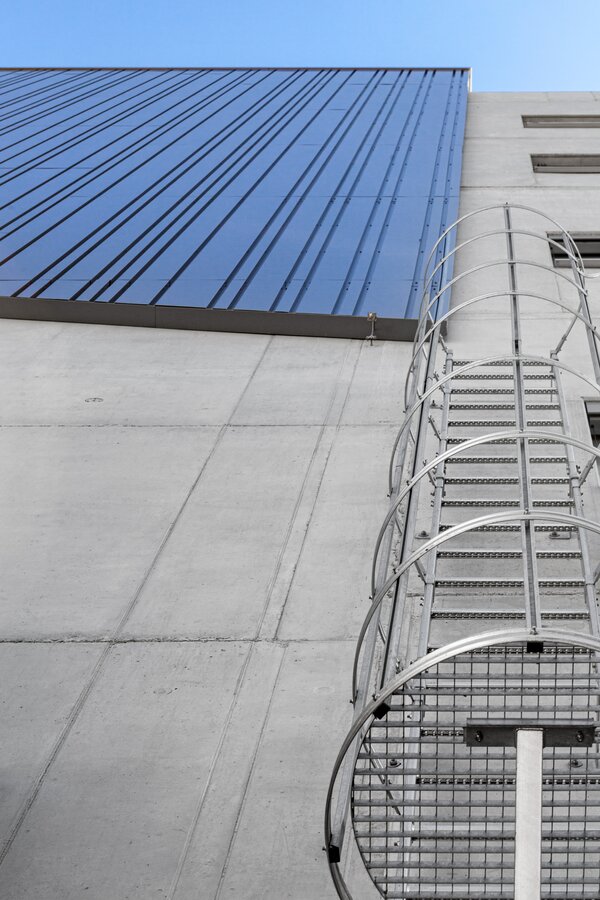 Einzügige Steigleiter mit Rückenschutz, Stahl verzinkt, Steighöhe 8,40 m