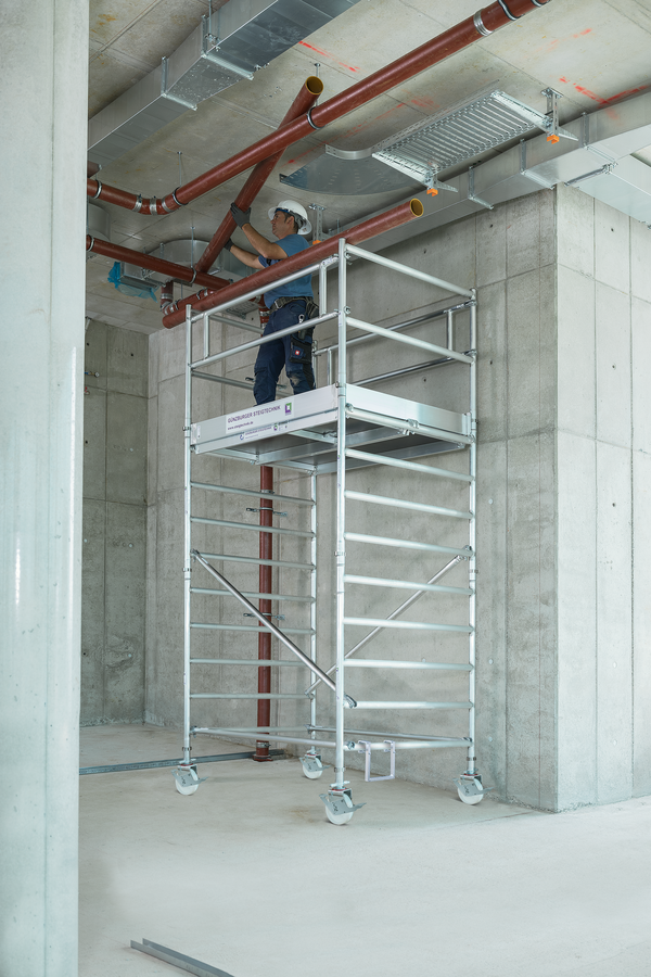 Aluminium-Rollgerüst mit Fahrbalken und Doppel-Plattform, Standhöhe 7,74 m Aluminium-Rollgerüst mit Fahrbalken und Doppel-Plattform, Standhöhe 7,74 m