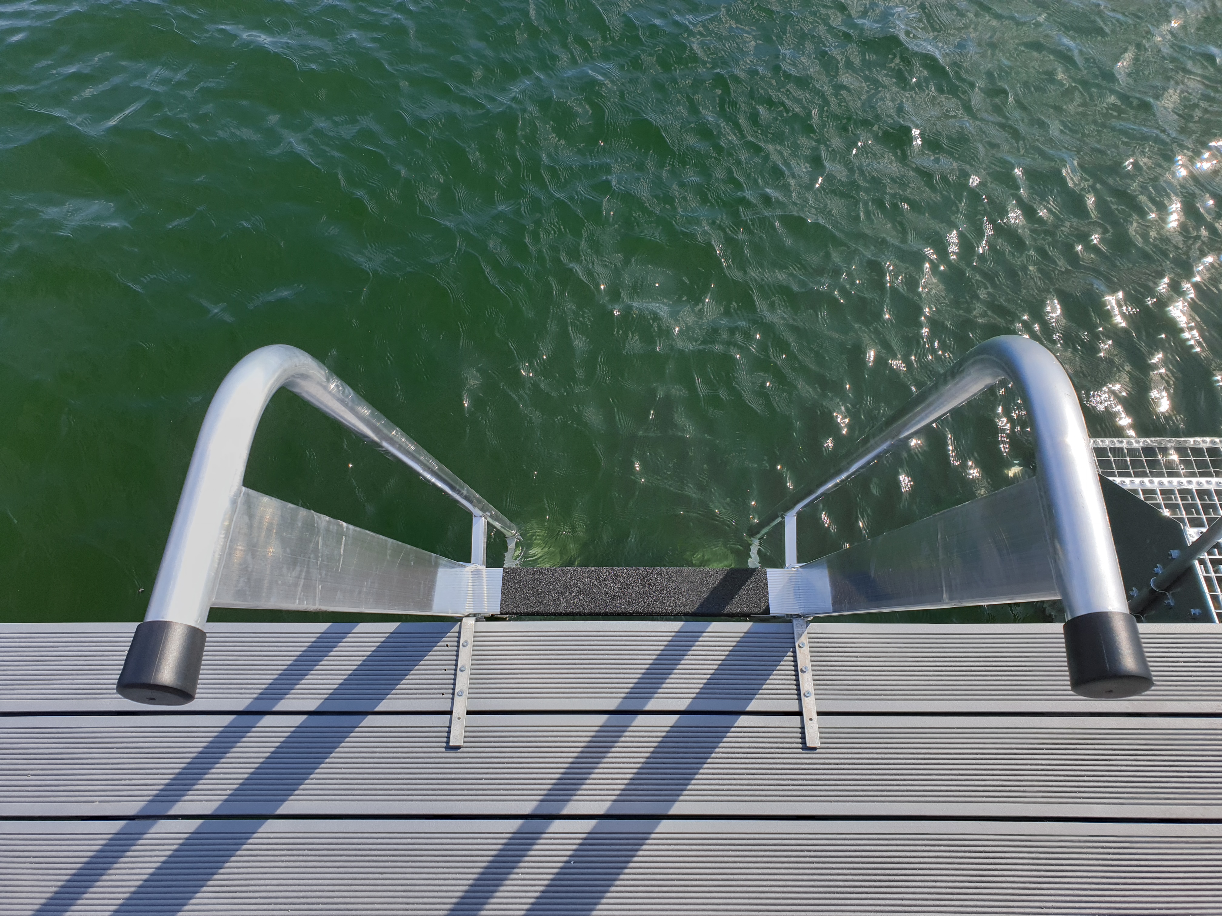 Stufenanlegeleiter 60cm extra breit, mit Übersteig, beidseitigen Handlauf und Antirutschbelag, 5 Stufen