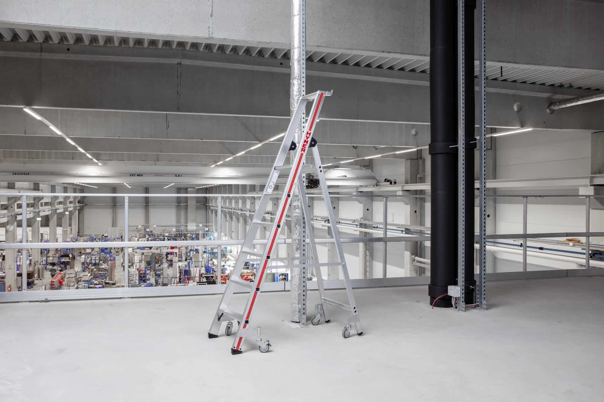 Stufenstehleiter mit Plattform und Rollen, einseitig begehbar - 5 Stufen