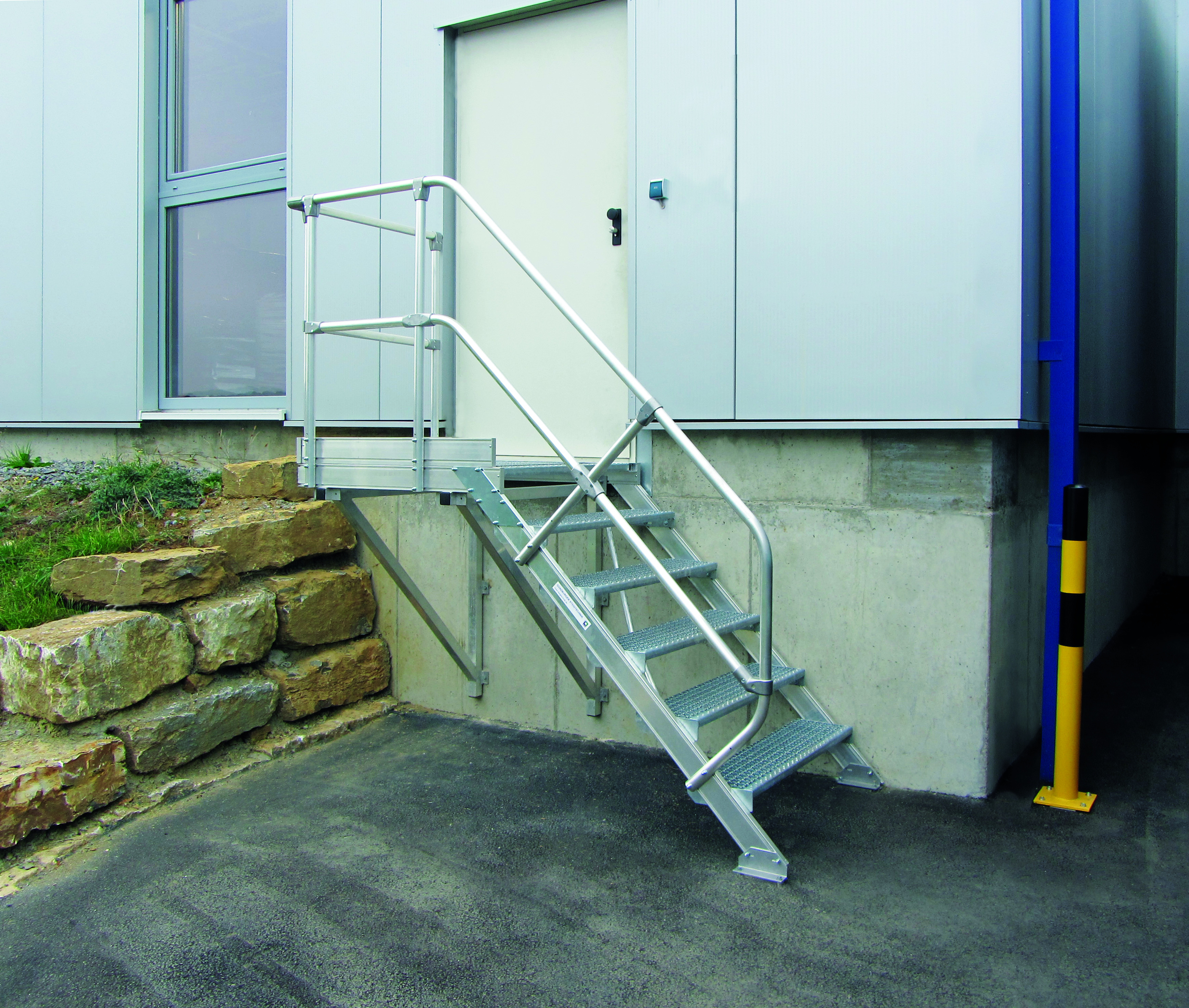 Aluminium-Treppe mit Plattform, 45°, Stufenbreite 1000 mm